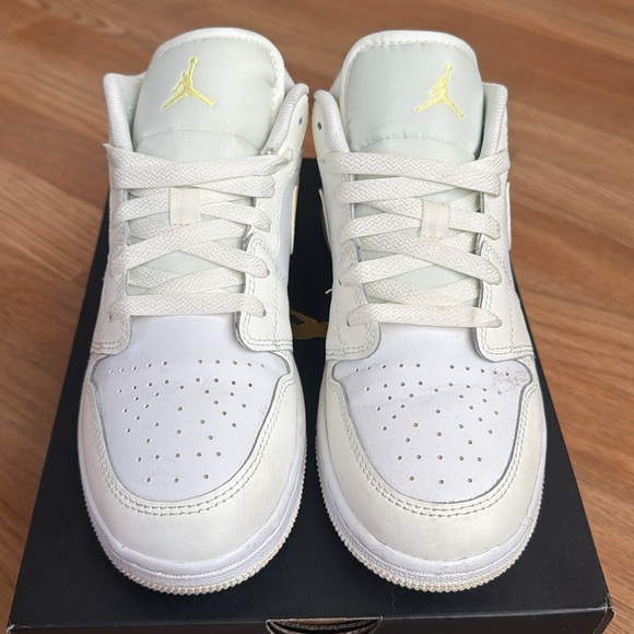 Nike Jordan 1 Low (GS) EUC - Picture 2 of 5